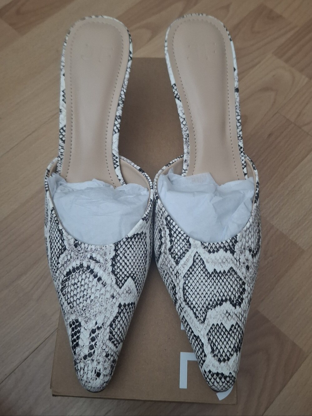 Just Fab Snakeskin Pointed Heeled Shoes